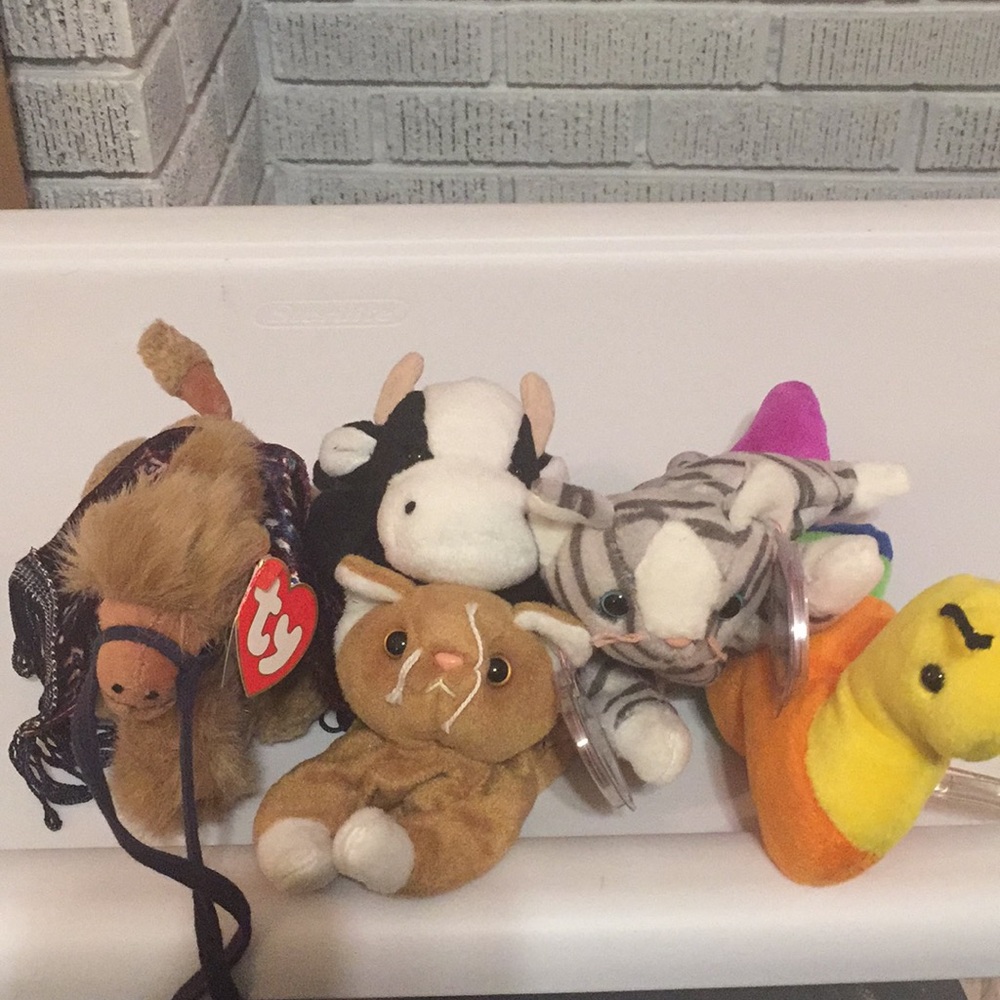 5 Plush beanie babies some could be rare.